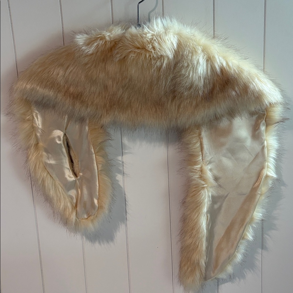 Unbranded faux fur wrap with lining one tail tucks thru the other OS - Picture 4 of 5